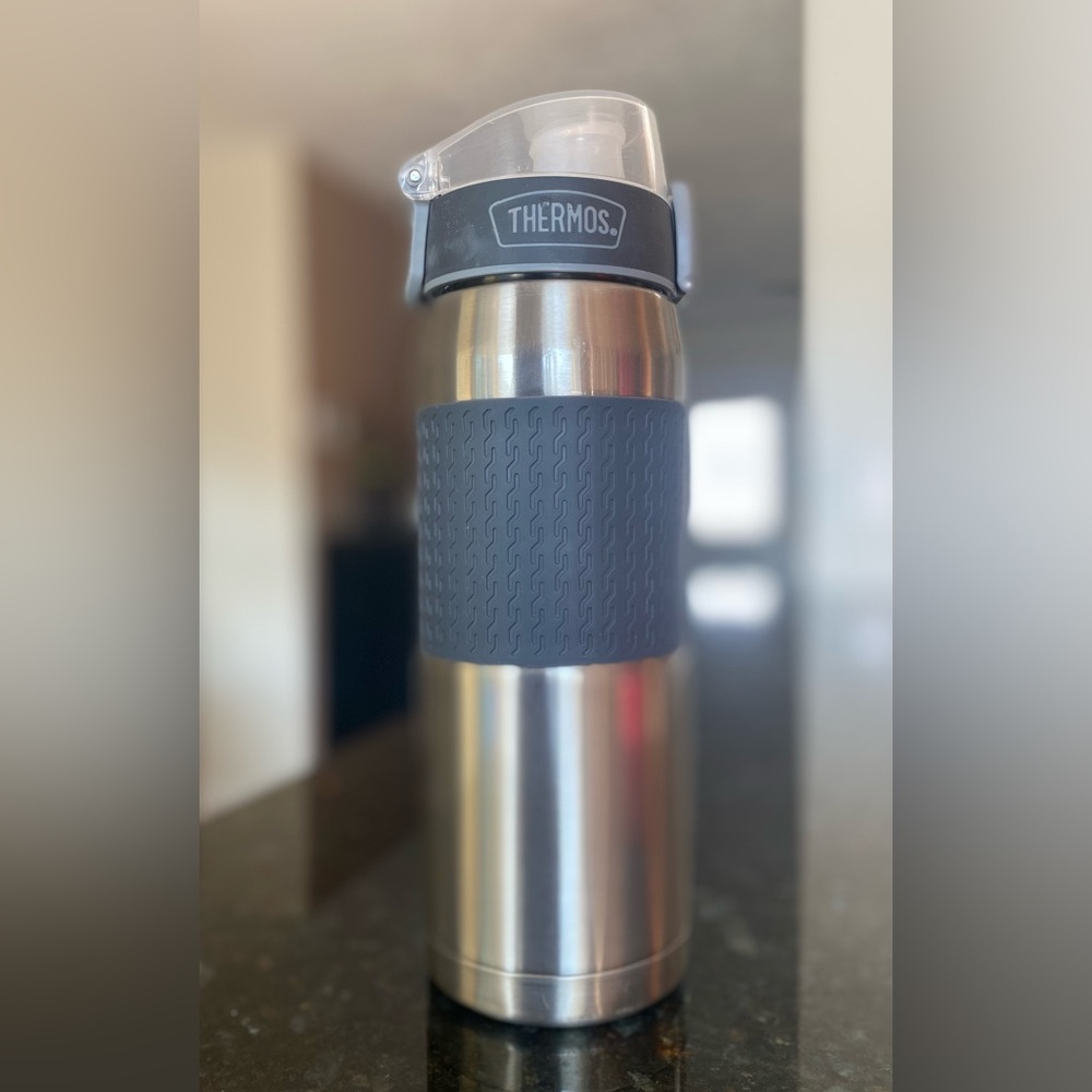 Thermos Stainless Steel Vacuum Insulated Water Bottle.